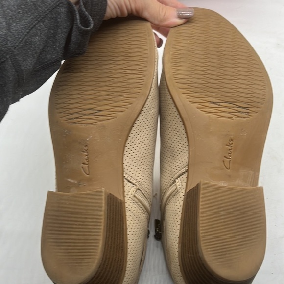Clarks Collection Tan Leather Ankle Bootie Sz 7.5. MCA1886G - Picture 8 of 9